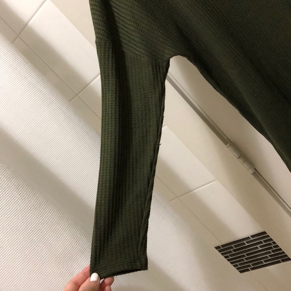 Woman’s small green sweater - Picture 3 of 5